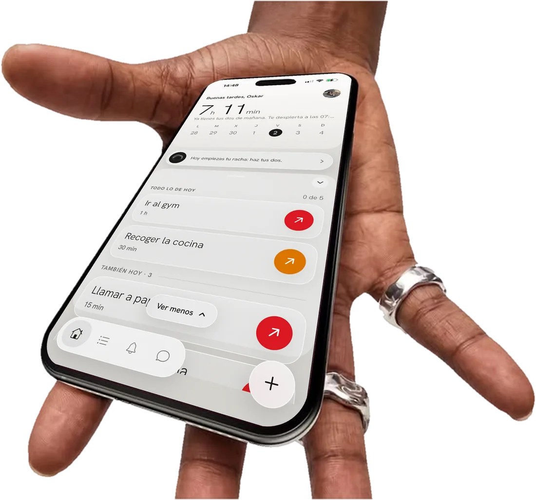 Una mano sostiene un iPhone con la pantalla de inicio de WakeUp: las tareas de hoy y el tiempo que queda.